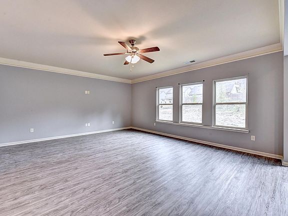 3rd image of 637 Pine Ln