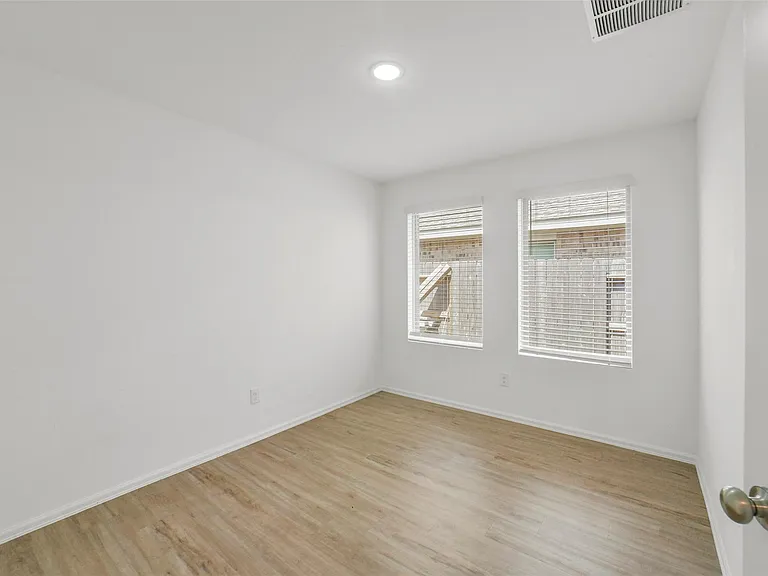 1504 Twilight Green Dr — Photo 12
