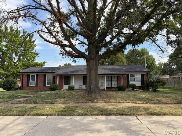 3030 Wellington Dr, Florissant, MO 63033