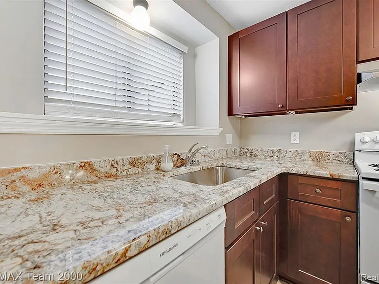 42461 Lilley Pointe Dr — Photo 16