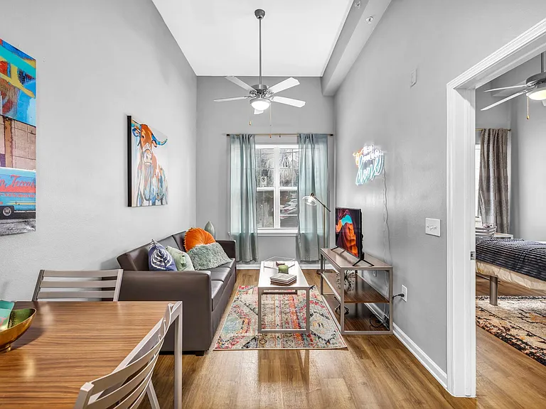 The Quarters Nueces House (Student Housing - Rent by the Bed) — Photo 47