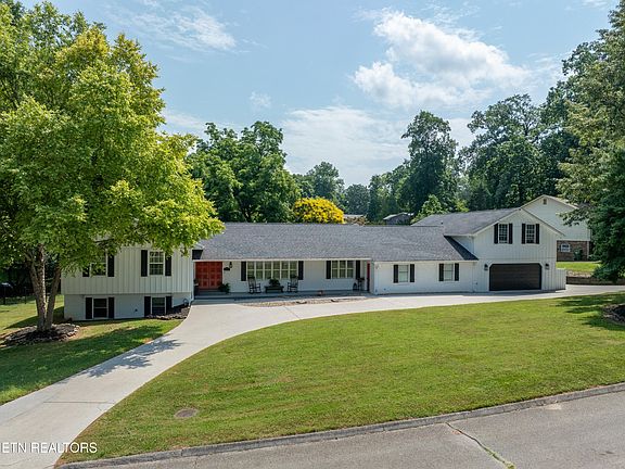 3rd image of 2210 Canterbury Cir
