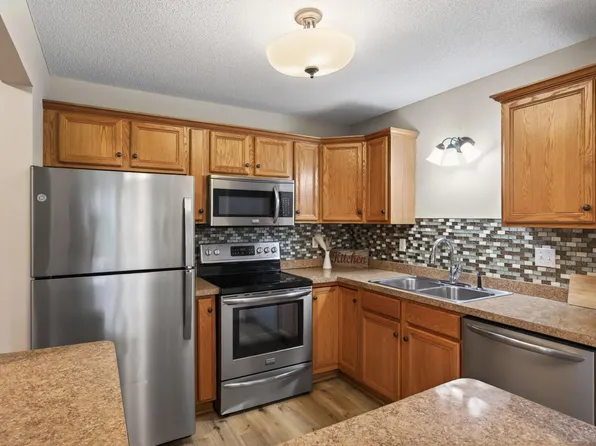2496 County Road C2 W APT 101, Roseville, MN 55113