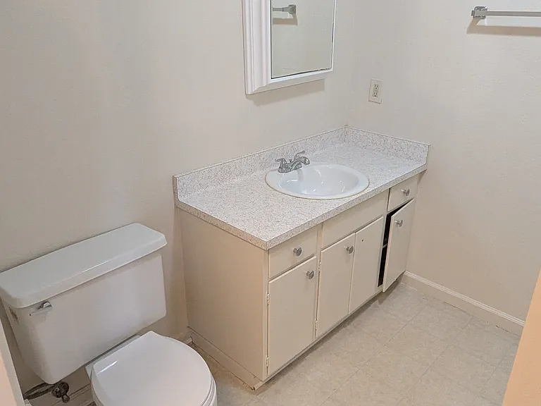 22335 Meekland Ave #UPSTAIRS — Photo 6