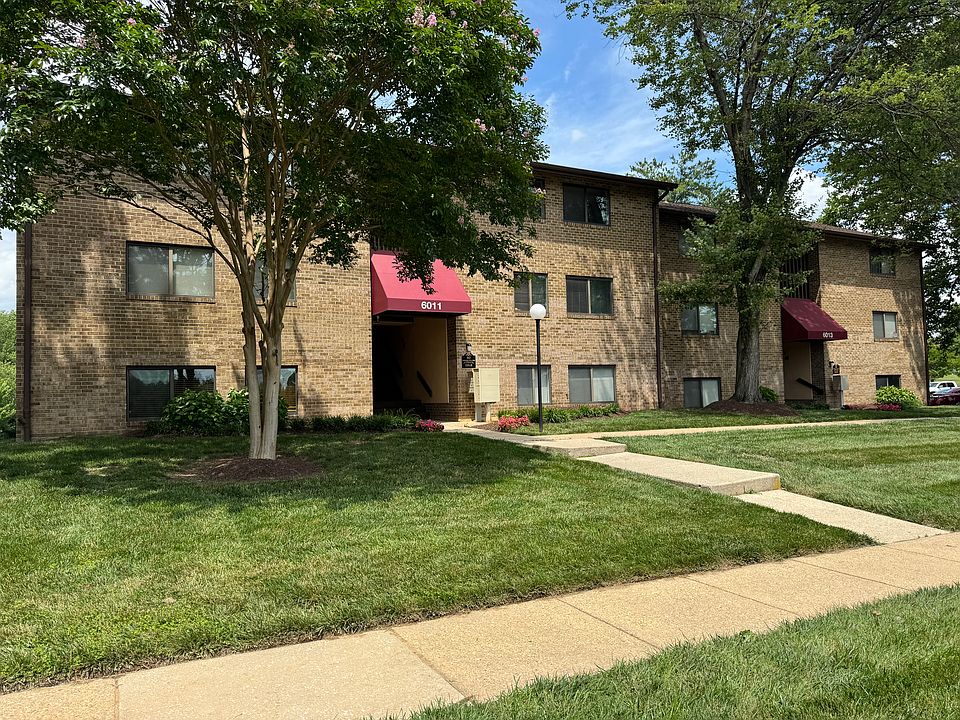 Building front. The unit is on the top floor on the right.