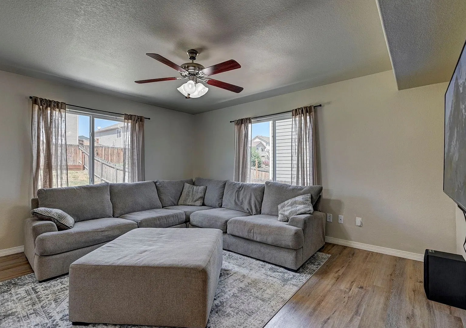 Fantastic 3 Bedroom 3 Bathroom Located In Mesa Ridge — Photo 2