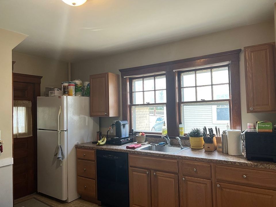 1st image of 133 Warren St Floor 1