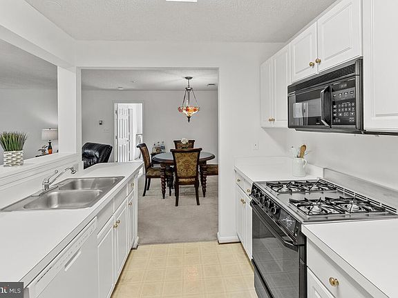 5th image of 10019 Vanderbilt Cir APT 10