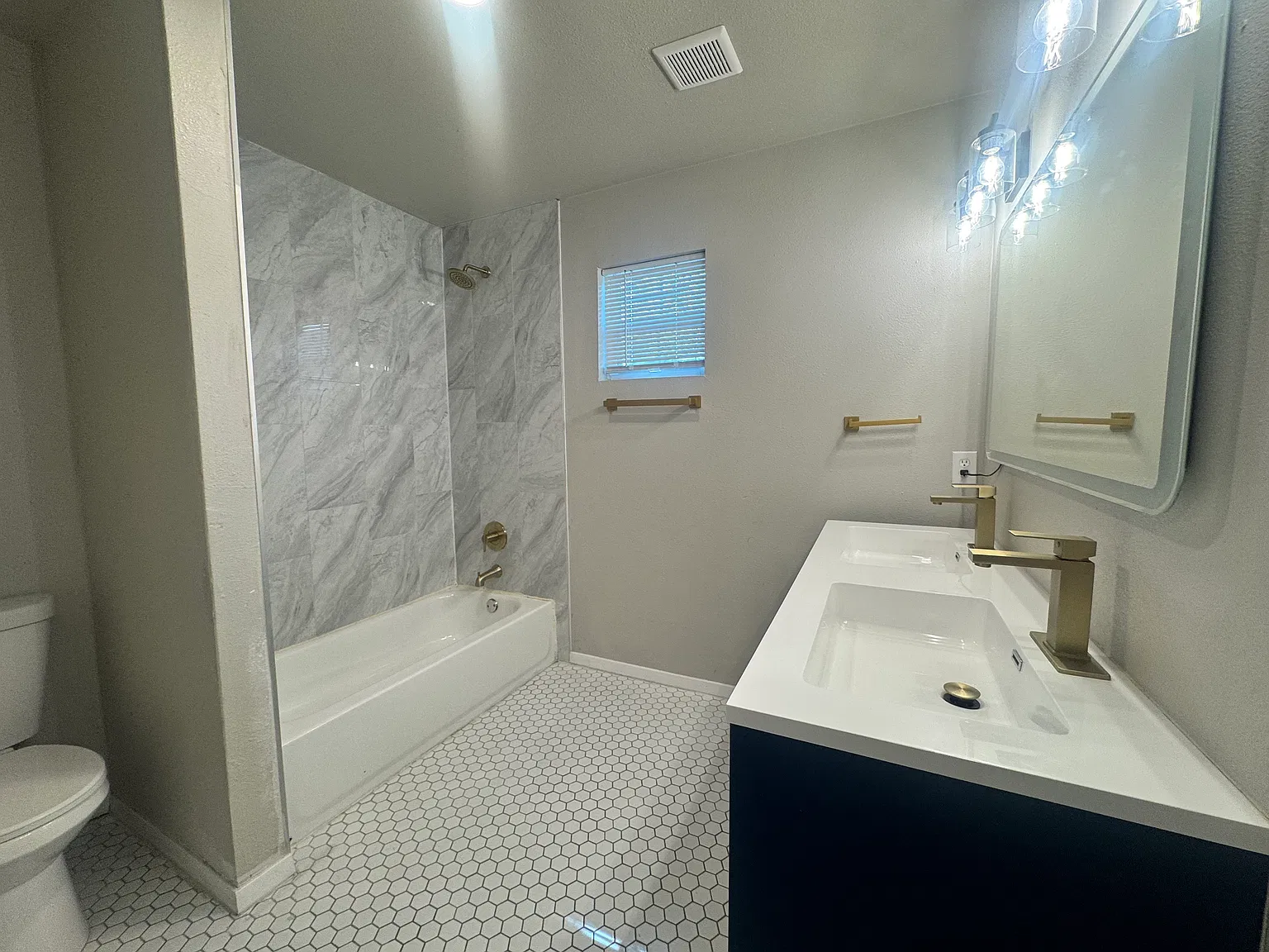 3 bed, 1290 sqft, $2,100 — Photo 4