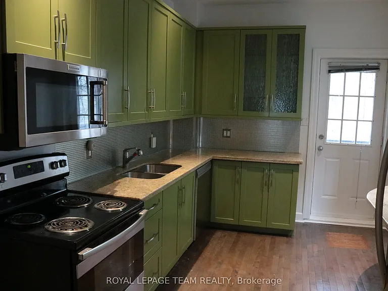 35 Ivy Cres — Photo 8