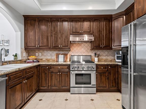 5th image of 11582 Moorpark St Unit 104