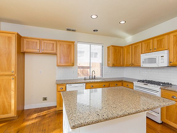 4th image of 233 Summergrove Cir