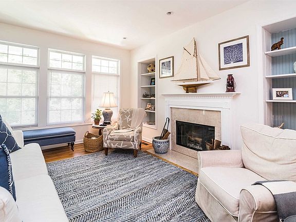 3rd image of 8 Woodbine Dr