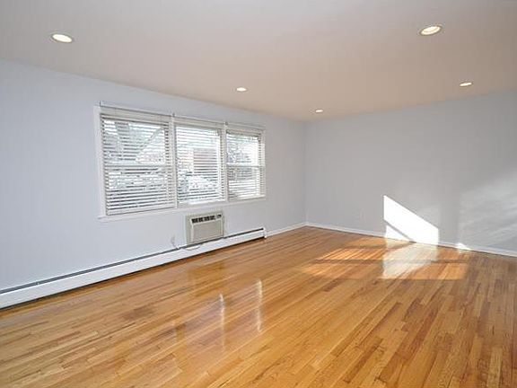 3rd image of 10 Oxford Ct APT 7910