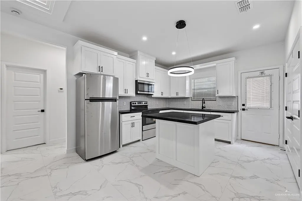 3 bed, 2.0 bath, 1040 sqft, $1,375 — Photo 4