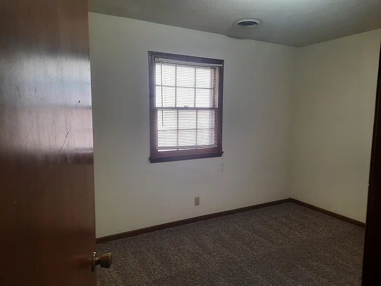 621 W 4th St #3 — Photo 3