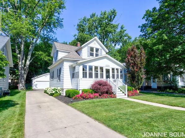 228 N Ottawa St, Zeeland, MI 49464