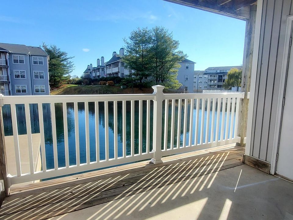 Spacious condo on water