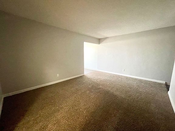 4th image of 4466-4468 Winona Ave #6