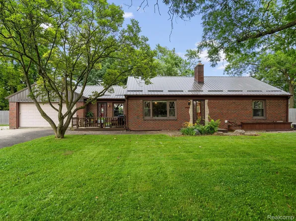 38494 Hilldale St, Clinton Township, MI 48036