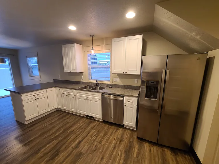 1227 Edwards Ln — Photo 6