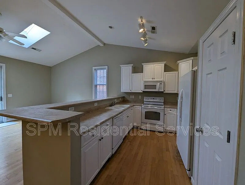 3 bed, 2.0 bath, 1700 sqft, $2,150 — Photo 4