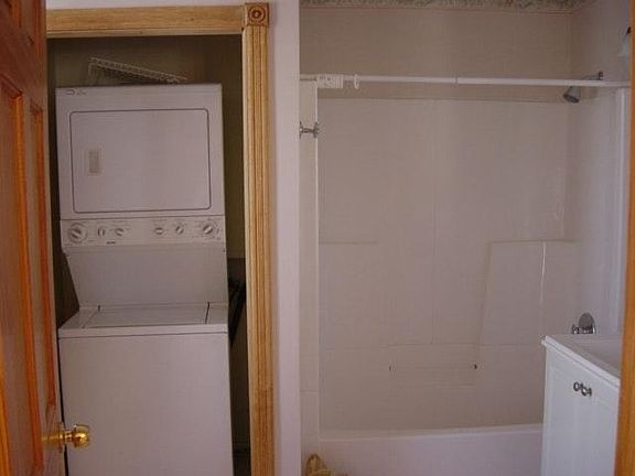 Upper Bath with Free Laundry