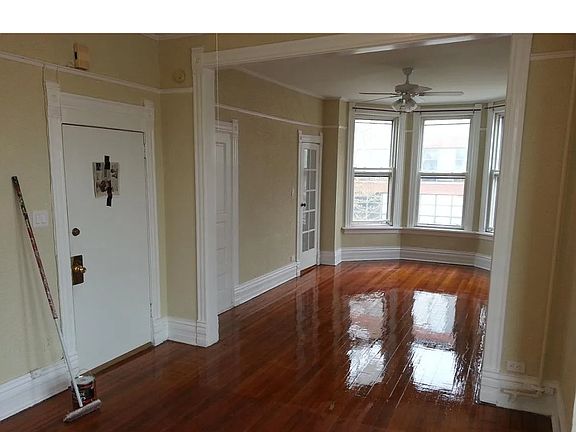 3rd image of 1815 W Roscoe St