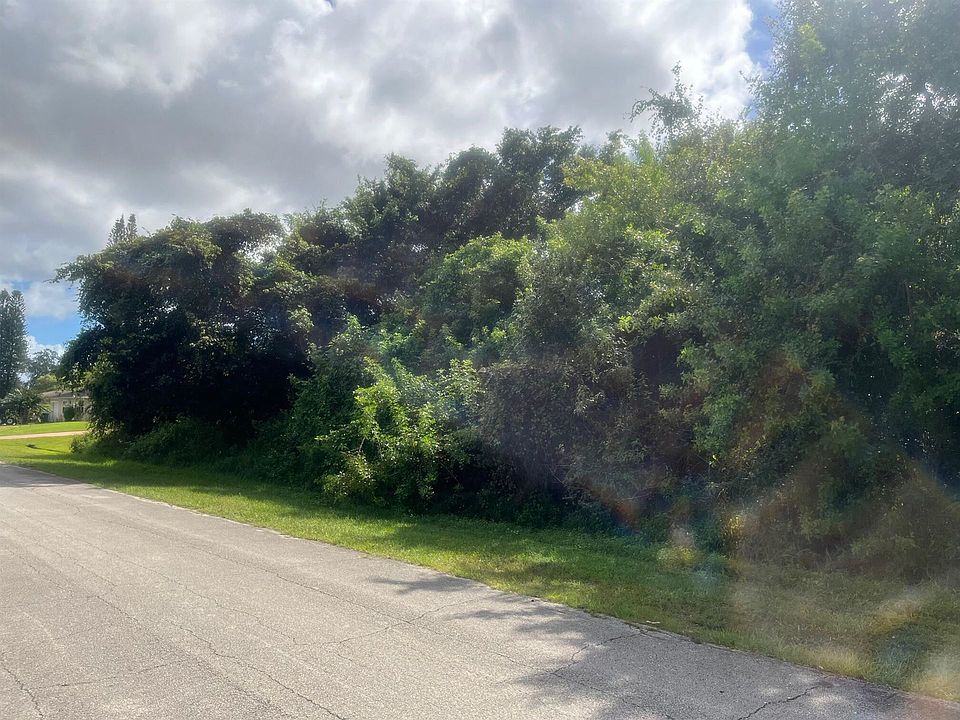 2nd image of 562 NW Azalea Ave