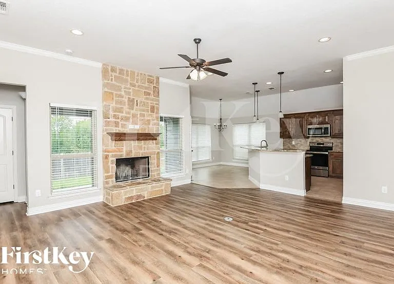 612 Zachary Dr — Photo 2