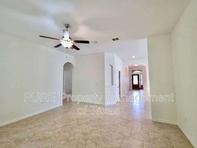 615 Linares Ln — Photo 3