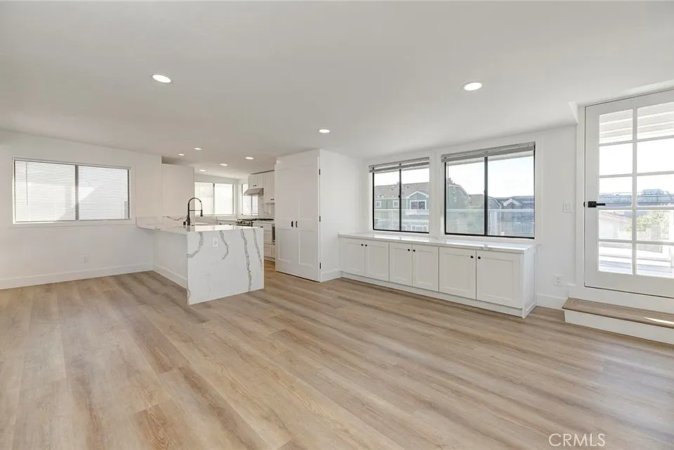 1090 Loma Dr