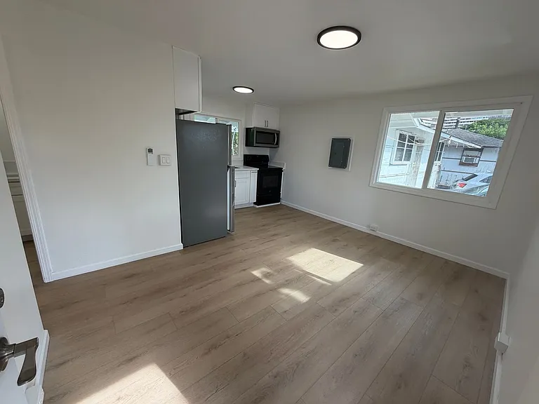 735 Isenberg St — Photo 2