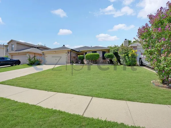 1012 Triple Crown Dr, Fort Worth, TX 76179