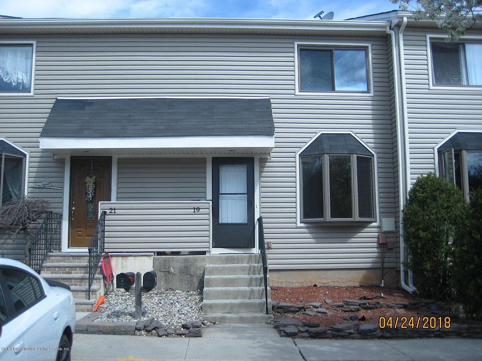 1st image of 19 Wood Ct