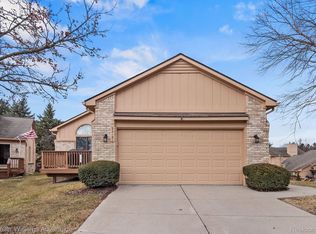 22181 Lancrest Ct, Farmington, MI 48335