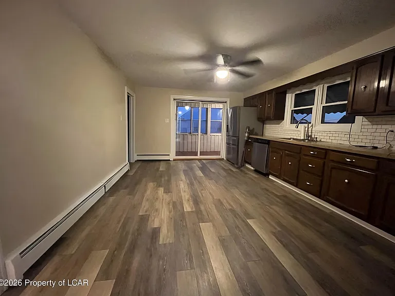 260 E Grove St — Photo 6