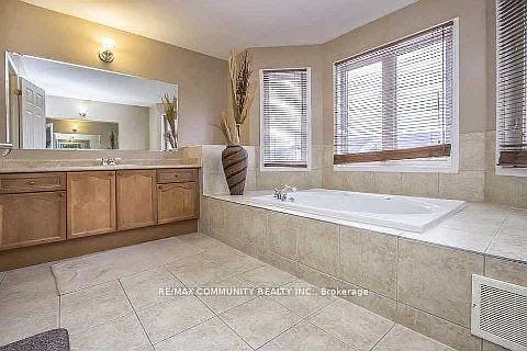 11 Horsetail St #MAIN FLOOR — Photo 7