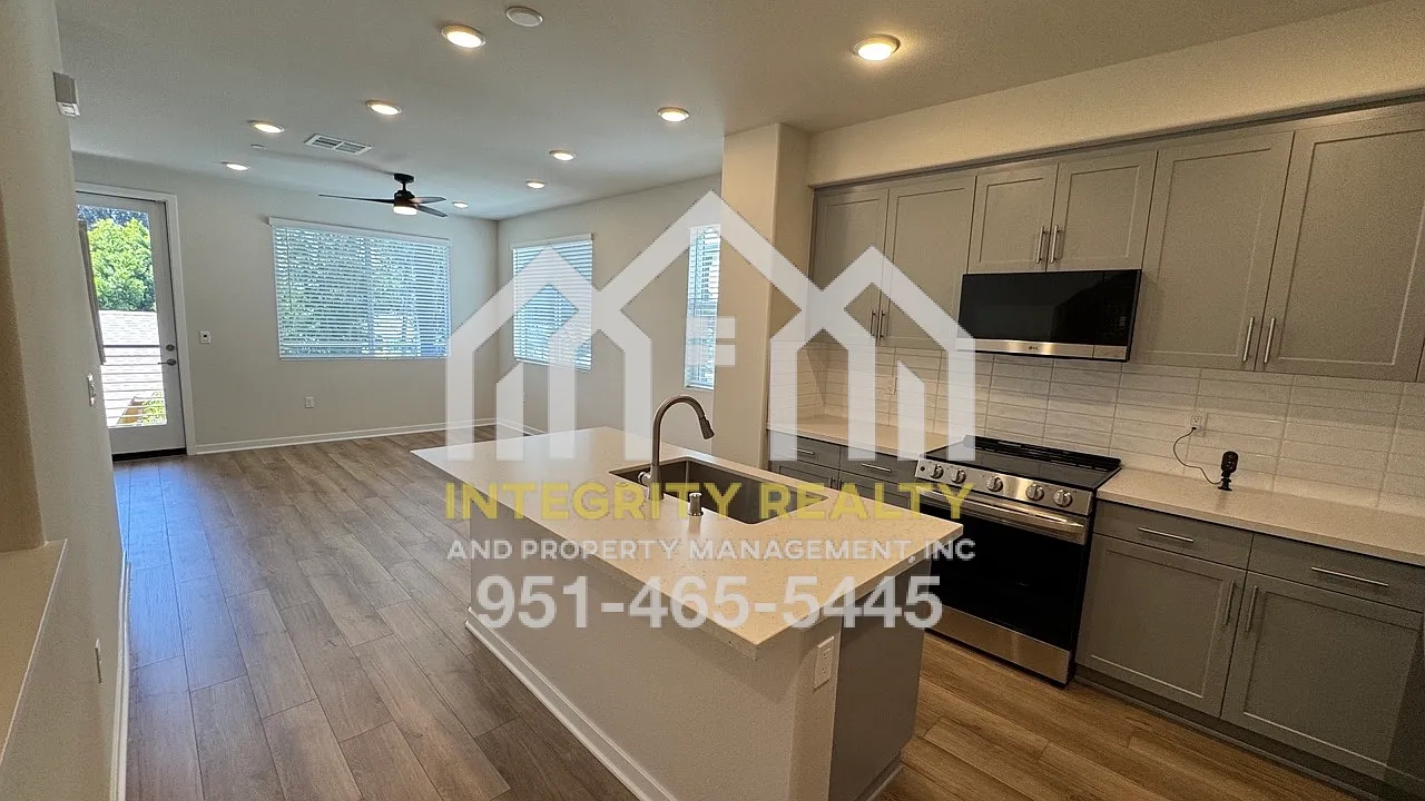 4 bed, 1672 sqft, $4,595 — Photo 2