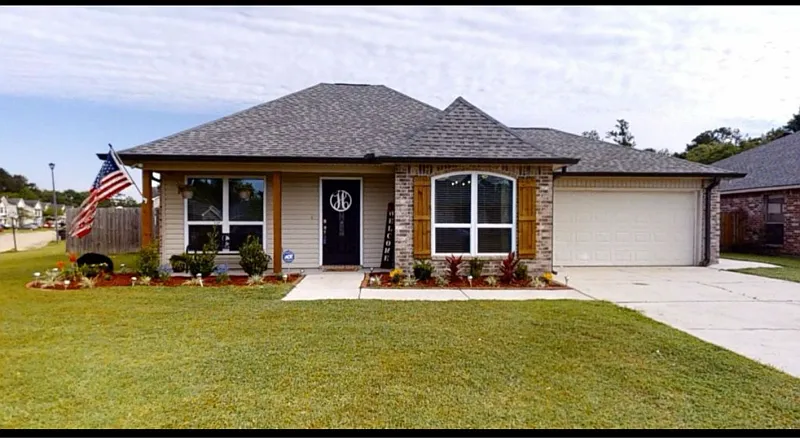 Large corner lot with fenced yard in Woodland Crossing — Photo 1