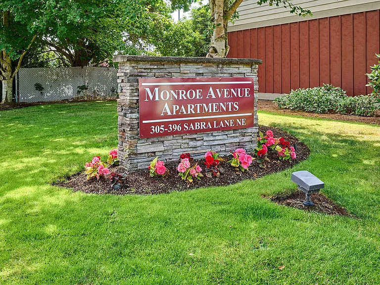 Monroe Avenue Apartments — Photo 3
