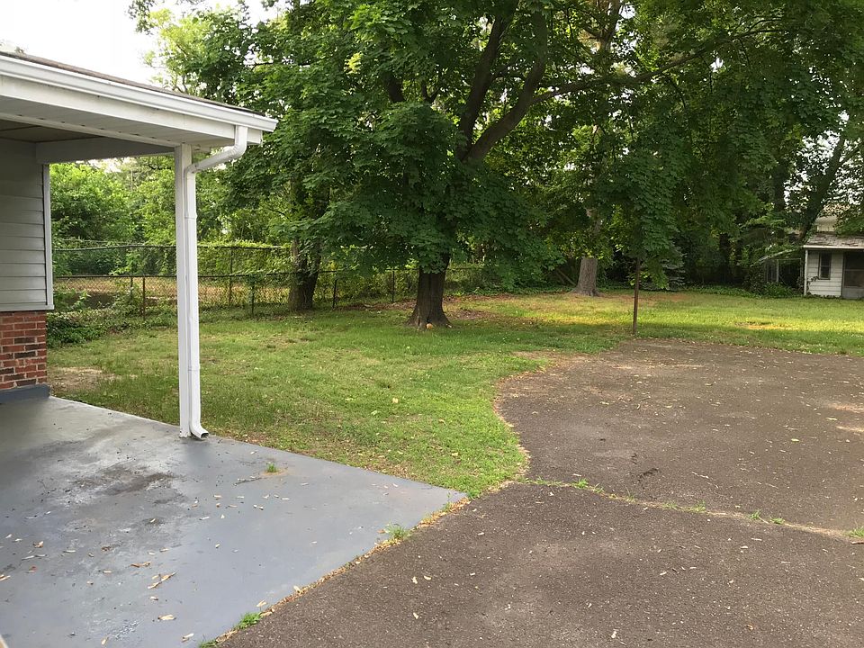 Freshly coated patio pad/ large backyard view
