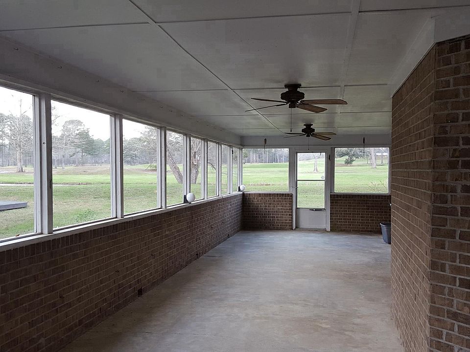 Large screened-in porch overlooks the Panther Creek Golf Cou