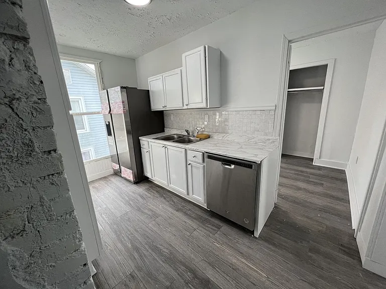 426 Park Ave — Photo 3