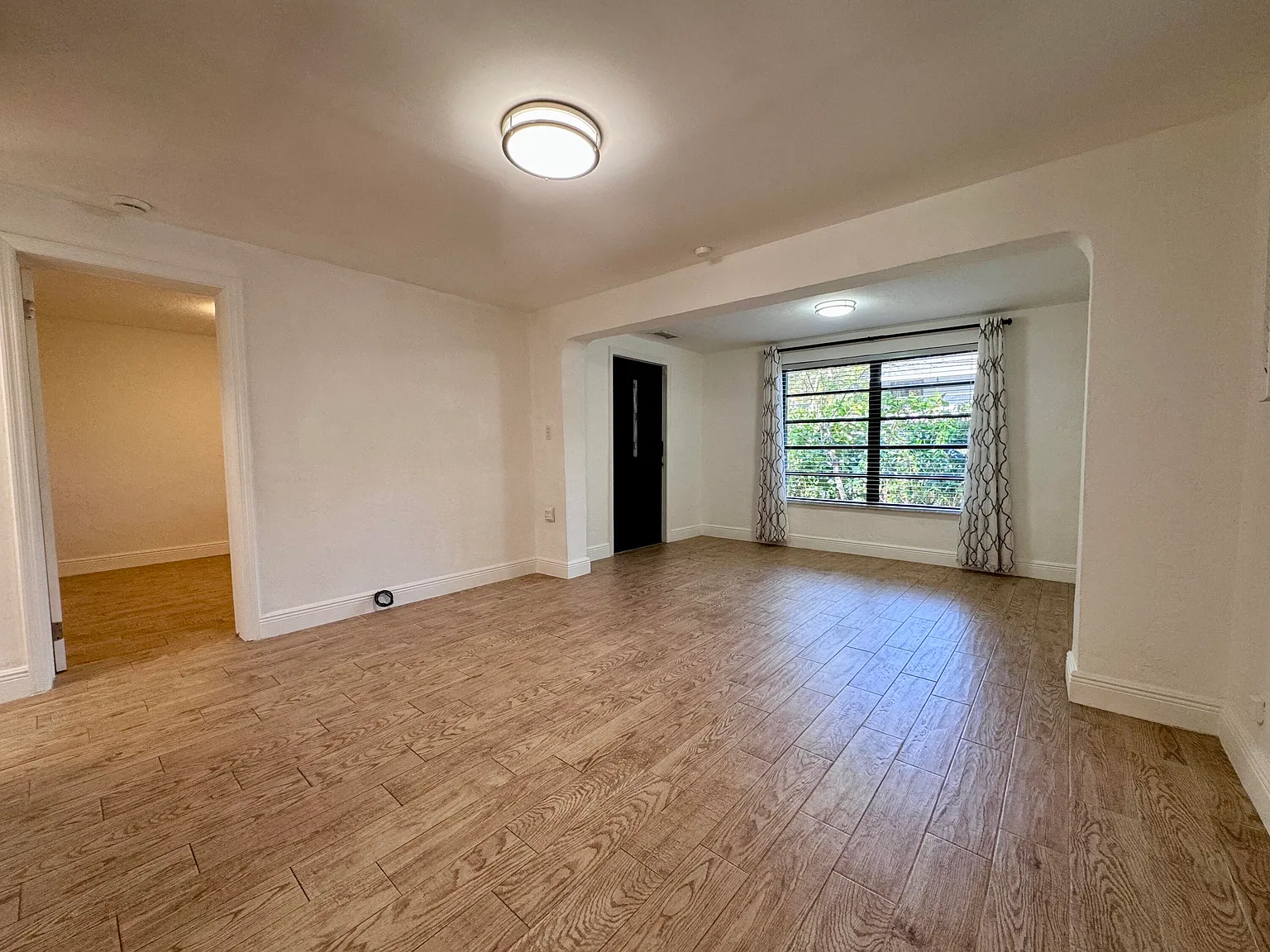 2 bed, 1.0 bath, 1056 sqft, $4,400 — Photo 3