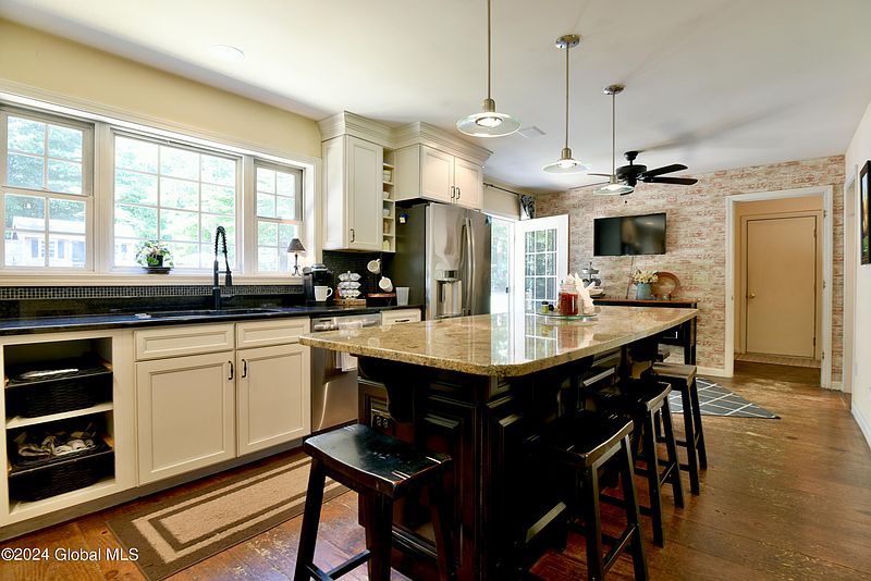 4th image of 33 Oak View Drive