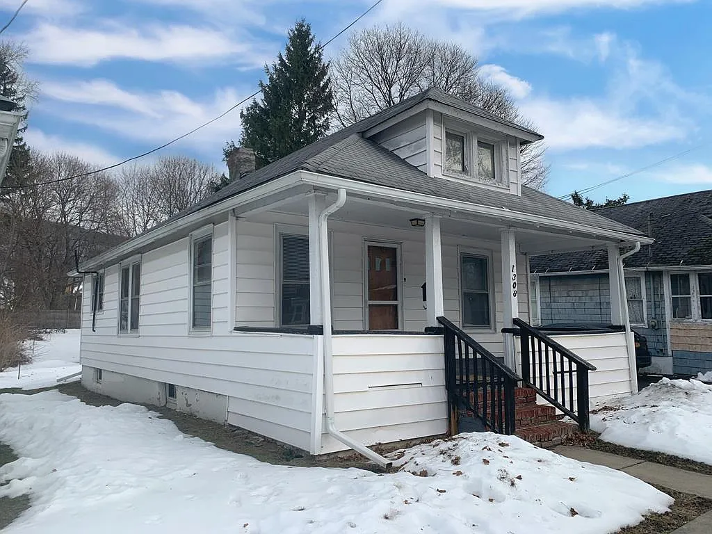 1308 Hall St photo 1