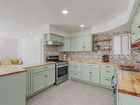 5th image of 3021 Tahiti St NE