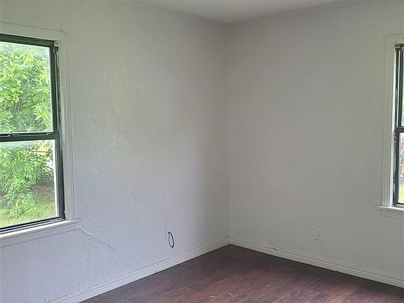 4th image of 601 NE Carver Ave