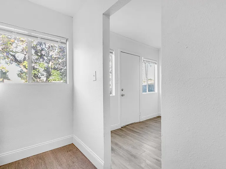 11901 S San Pedro St — Photo 10